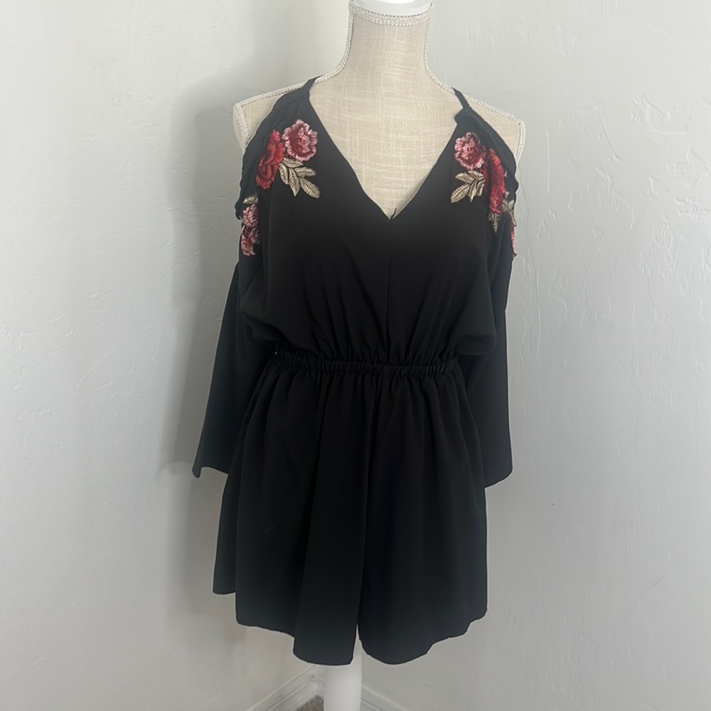 Key hole shoulder flare stitched black cowgirl inspected romper size L